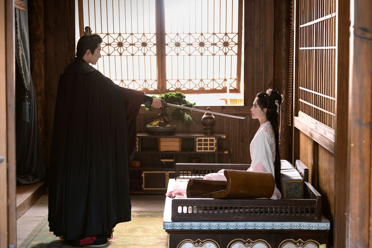 中国ドラマ「桃花、江山に燃ゆ」の主人公・沈在野（左）。姜桃花への敵意をむき出しにしていたがやがて惹かれていき、毒に蝕まれた彼女を助けようとする