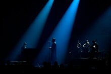 第49回日本アカデミー賞授賞式より、原摩利彦 feat. 井口理が主題歌賞に輝いた「Luminance」を披露する様子 ©︎日本アカデミー賞協会