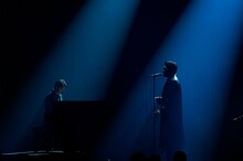 第49回日本アカデミー賞授賞式より、原摩利彦 feat. 井口理が主題歌賞に輝いた「Luminance」を披露する様子 ©︎日本アカデミー賞協会