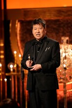 第49回日本アカデミー賞授賞式より、最優秀助演男優賞に輝いた「爆弾」の佐藤二朗 ©︎日本アカデミー賞協会