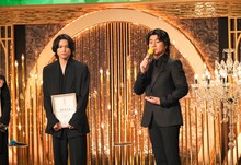 第49回日本アカデミー賞授賞式より、左から話題賞（俳優部門）に輝いた松村北斗、話題賞のプレゼンターを担った森本慎太郎 ©︎日本アカデミー賞協会