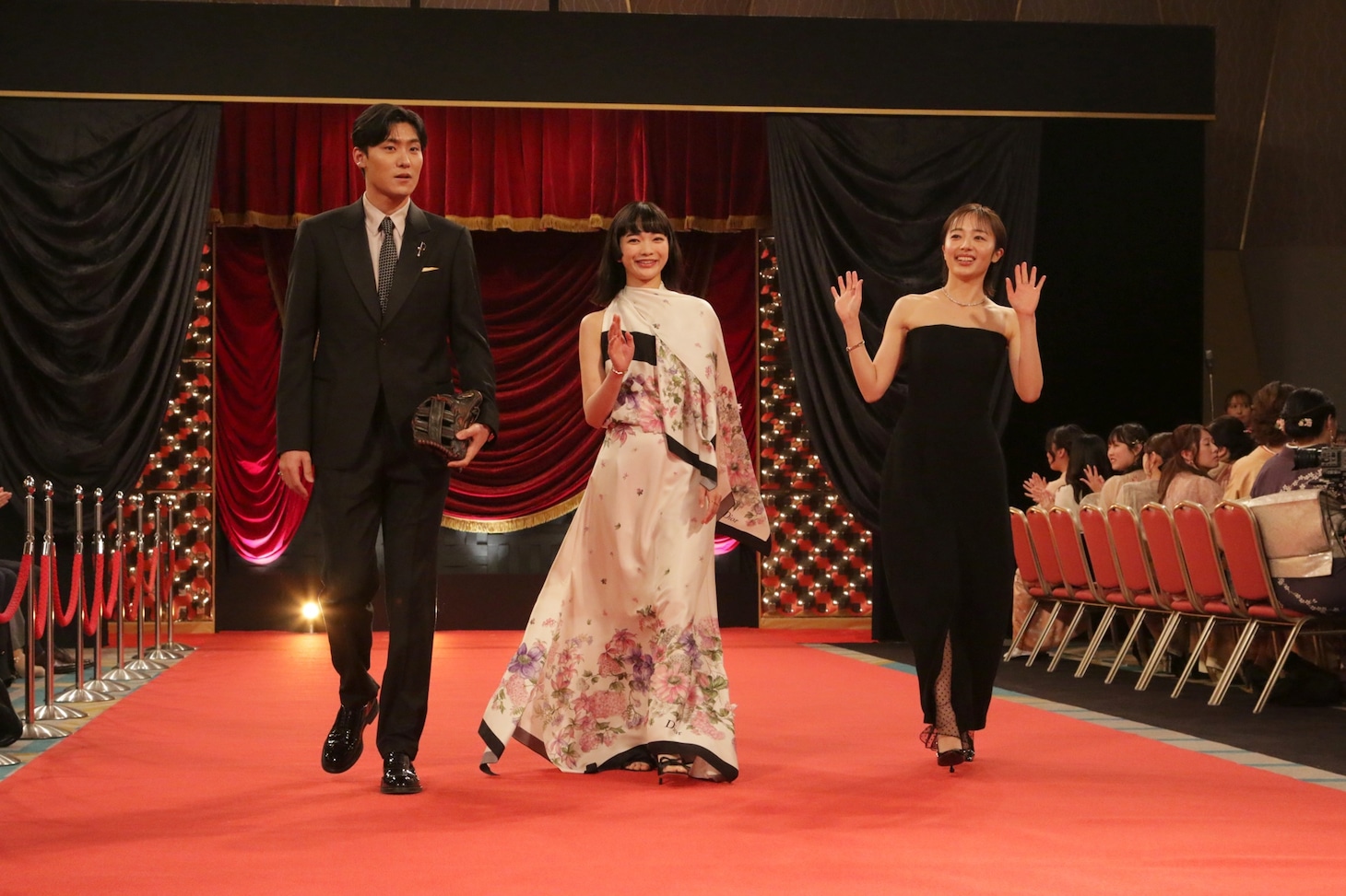 新人俳優賞の受賞者たち。左から松谷鷹也、見上愛、森田望智 ©日本アカデミー賞協会