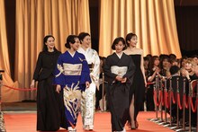 優秀助演女優賞の受賞者たち。左から蒼井優、高畑充希、寺島しのぶ、森七菜、森田望智 ©日本アカデミー賞協会