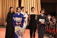 優秀助演女優賞の受賞者たち。左から蒼井優、高畑充希、寺島しのぶ、森田望智、森七菜 ©日本アカデミー賞協会