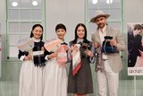 連続テレビ小説バトンタッチセレモニーでのプレゼント交換の様子。左から上坂樹里、見上愛、髙石あかり、ゲストのトミー・バストウ