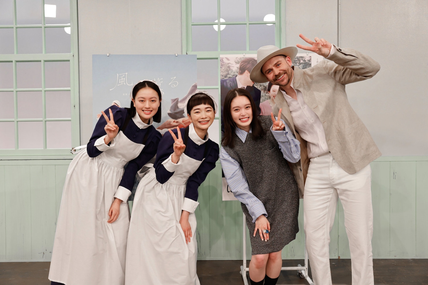 連続テレビ小説バトンタッチセレモニーの様子。左から上坂樹里、見上愛、髙石あかり、ゲストのトミー・バストウ