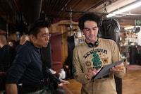 「スマッシング・マシーン」メイキング写真より、特殊メイクを担当したカズ・ヒロ（左）