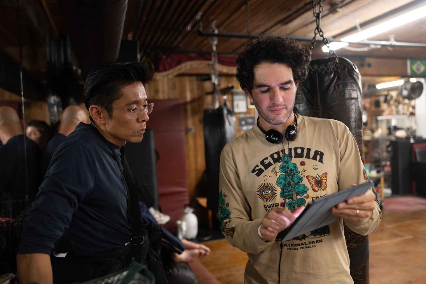 「スマッシング・マシーン」メイキング写真より、特殊メイクを担当したカズ・ヒロ（左）