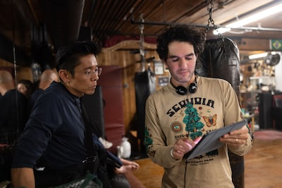 「スマッシング・マシーン」メイキング写真より、特殊メイクを担当したカズ・ヒロ（左）