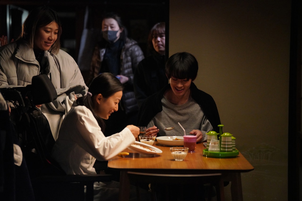 「90メートル」メイキング写真到着、息子・山時聡真が母・菅野美穂の爪を切る一幕捉える