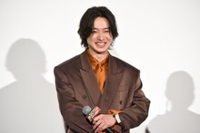 くしゃっとした笑顔を浮かべる山﨑賢人