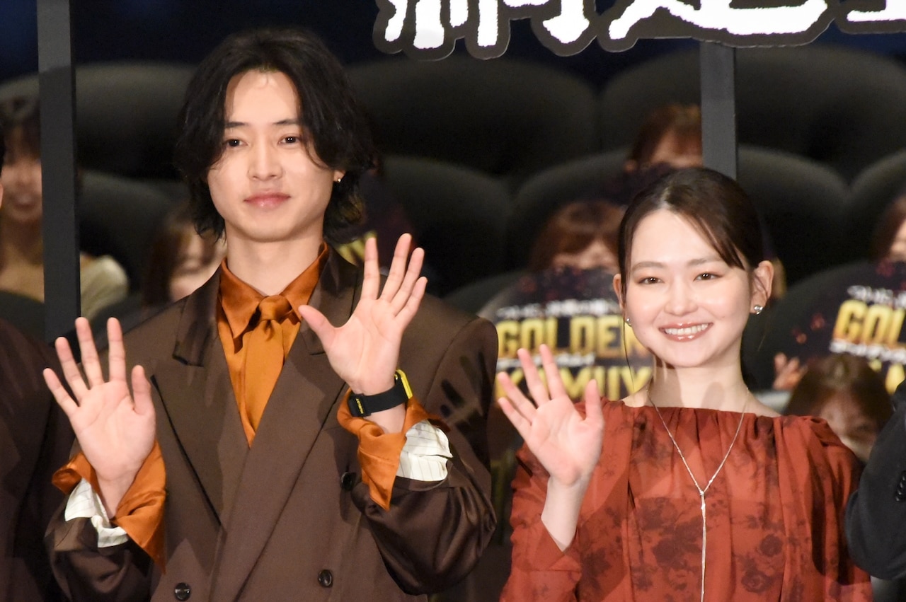 「ゴールデンカムイ 網走監獄襲撃編」公開記念舞台挨拶の様子。杉元佐一役の山﨑賢人（左）、アシリパ役の山田杏奈（右）