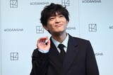 動画カメラに手を振る津田健次郎