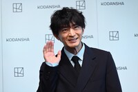 動画カメラに手を振る津田健次郎