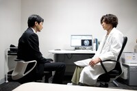 ドラマ「ヤンドク！」場面写真。左から向井理演じる中田啓介、早乙女太一演じる小宮玲児