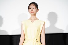 「パリに咲くエトワール」公開記念舞台挨拶に登壇した當真あみ