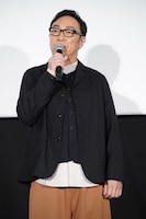 「パリに咲くエトワール」公開記念舞台挨拶に登壇した角田晃広