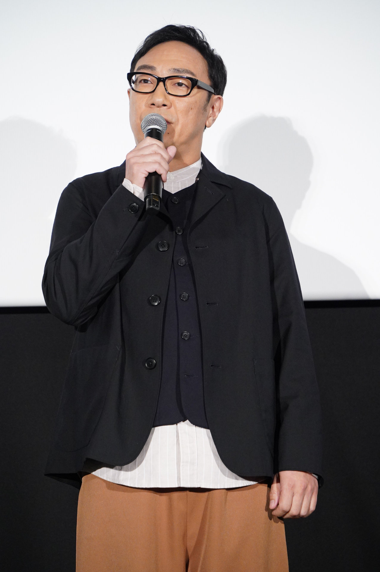 「パリに咲くエトワール」公開記念舞台挨拶に登壇した角田晃広