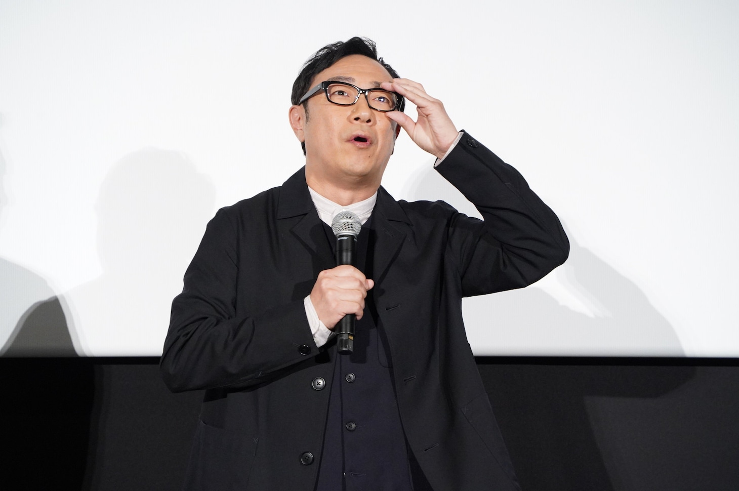 「パリに咲くエトワール」公開記念舞台挨拶より、老眼で苦しんだアフレコの様子を再現する角田晃広
