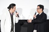 「パリに咲くエトワール」公開記念舞台挨拶より、6年ぶりの共演を喜ぶ尾上松也（左）、角田晃広（右）