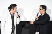 「パリに咲くエトワール」公開記念舞台挨拶より、6年ぶりの共演を喜ぶ尾上松也（左）、角田晃広（右）