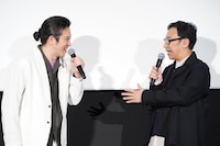 「パリに咲くエトワール」公開記念舞台挨拶より、6年ぶりの共演を喜ぶ尾上松也（左）、角田晃広（右）
