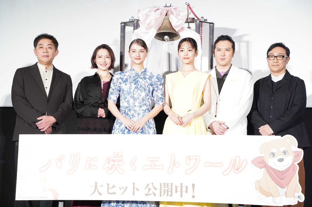 「パリに咲くエトワール」公開記念舞台挨拶の様子。左から谷口悟朗、名塚佳織、嵐莉菜、當真あみ、尾上松也、角田晃広