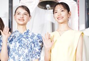 「パリに咲くエトワール」公開記念舞台挨拶の様子、左から嵐莉菜、當真あみ
