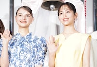 「パリに咲くエトワール」公開記念舞台挨拶の様子、左から嵐莉菜、當真あみ