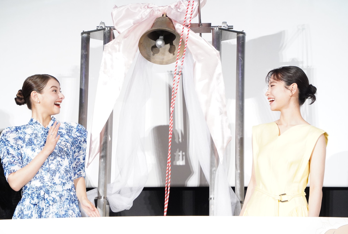 「パリに咲くエトワール」より、鐘を鳴らして公開を祝った當真あみ（右）、嵐莉菜（左）