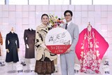 「森英恵 Butterfly beyond」制作発表会見の様子。左から八木莉可子、中島裕翔