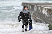 「サバ缶、宇宙へ行く」場面写真。初出勤前に小浜の海に潜った朝野峻一（演：北村匠海）