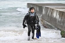 「サバ缶、宇宙へ行く」場面写真。初出勤前に小浜の海に潜った朝野峻一（演：北村匠海）