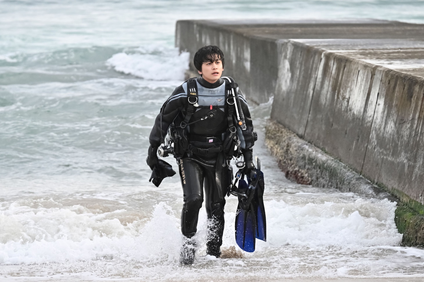 「サバ缶、宇宙へ行く」場面写真。初出勤前に小浜の海に潜った朝野峻一（演：北村匠海）