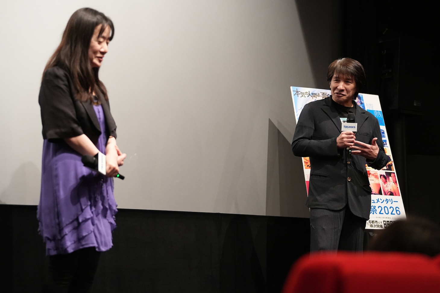 「野島伸司 いぬ派だけど ねこを飼う」舞台挨拶の様子。左から津村有紀、野島伸司