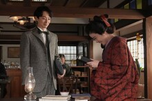 連続テレビ小説「ばけばけ」スピンオフドラマ「オサワ、スイーッチョン。」より、左から庄田（濱正悟）、サワ（円井わん）