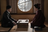 連続テレビ小説「ばけばけ」スピンオフドラマ「オサワ、スイーッチョン。」より、左から錦織（吉沢亮）、サワ（円井わん）