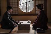 連続テレビ小説「ばけばけ」スピンオフドラマ「オサワ、スイーッチョン。」より、左から錦織（吉沢亮）、サワ（円井わん）