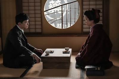 連続テレビ小説「ばけばけ」スピンオフドラマ「オサワ、スイーッチョン。」より、左から錦織（吉沢亮）、サワ（円井わん）