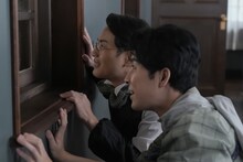 連続テレビ小説「ばけばけ」スピンオフドラマ「オサワ、スイーッチョン。」より、奥から土江（重岡漠）、門脇（吉田庸）