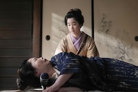 連続テレビ小説「ばけばけ」スピンオフドラマ「オウメサン、オカミ、シマス。」より、奥からウメ（野内まる）、ツル（池谷のぶえ）