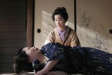 連続テレビ小説「ばけばけ」スピンオフドラマ「オウメサン、オカミ、シマス。」より、奥からウメ（野内まる）、ツル（池谷のぶえ）