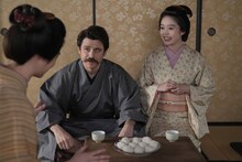 連続テレビ小説「ばけばけ」スピンオフドラマ「オウメサン、オカミ、シマス。」より、左からヘブン（トミー・バストウ）、トキ（髙石あかり）