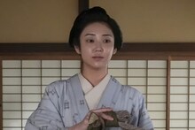 連続テレビ小説「ばけばけ」スピンオフドラマ「オウメサン、オカミ、シマス。」より、紬（山谷花純）