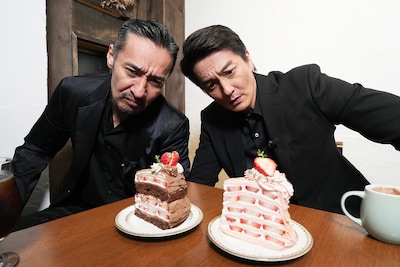 東京・上野のLUPI COFFEEでミルクレープにガンを飛ばす本宮泰風（右）と山口祥行（左）
