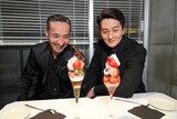 東京・原宿のINITIAL表参道で夜パフェを楽しむ本宮泰風（右）と山口祥行（左）