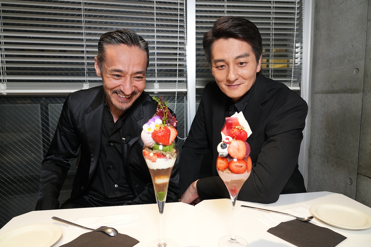 東京・原宿のINITIAL表参道で夜パフェを楽しむ本宮泰風（右）と山口祥行（左）