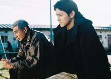 「港のひかり」場面写真。左から舘ひろし演じる三浦、眞栄田郷敦演じる幸太