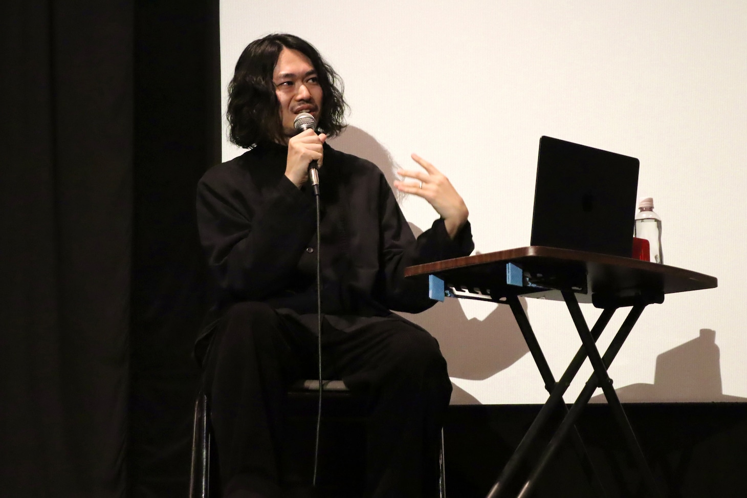 「災 劇場版」“音楽トークイベント”に登壇した豊田真之