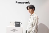 「パナソニック 衣類スチーマー Touch & Try イベント」取材会に参加した綱啓永。左にあるのが3月1日に発売された「衣類スチーマー NI-FS70C」